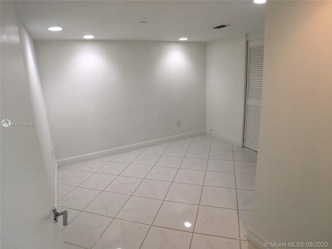 Building Photo - 16400 Collins Ave