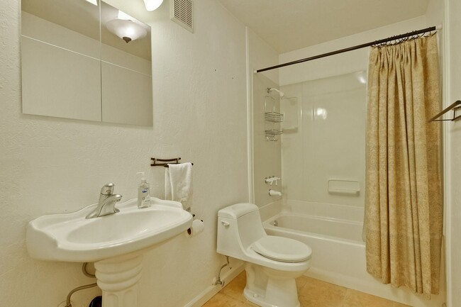 Building Photo - 2-bedroom, 2-bathroom condo in Awesome Mou...