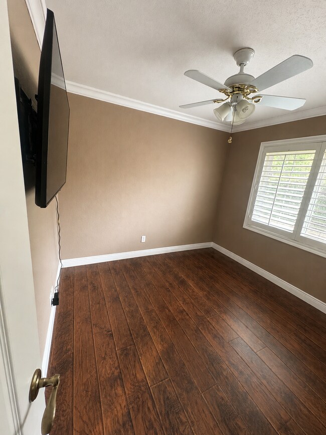 Building Photo - 606 Pinecrest Ln