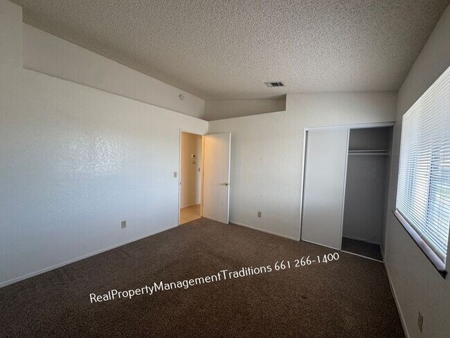 Building Photo - Charming Lake Los Angeles 3+2