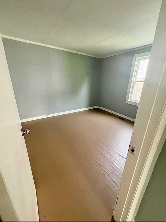 Building Photo - 4 Bedroom Home!