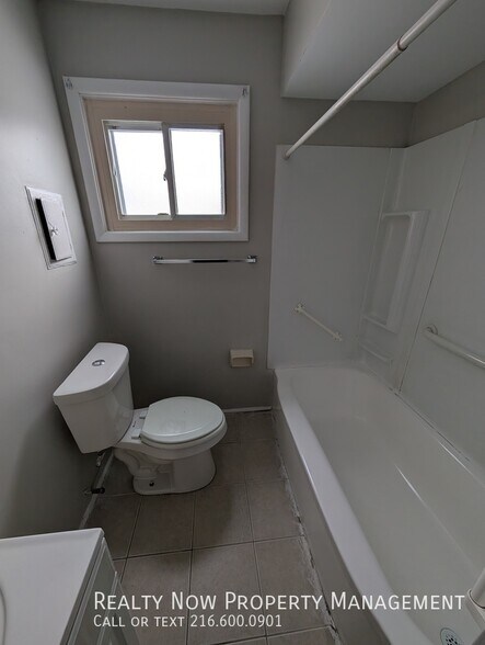 Building Photo - 13604 Oak Park Blvd