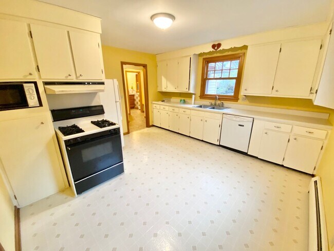 Building Photo - 4 Bedroom Home in Burlington VT Available ...