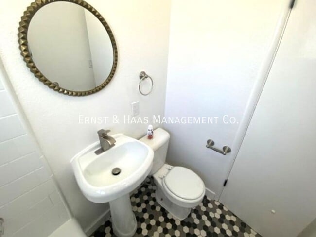 Building Photo - 4510 1/2 N. Lakewood Blvd.-