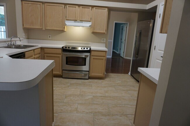 Building Photo - 4 Bedroom 2 Bathroom Home with Garage