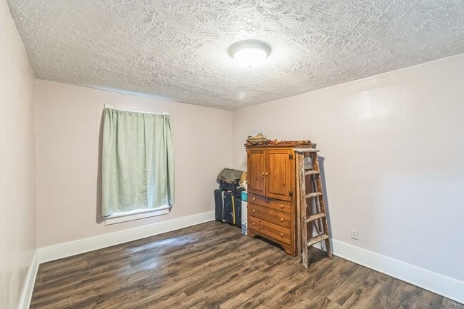 Building Photo - Charming 3BR House in Fostoria