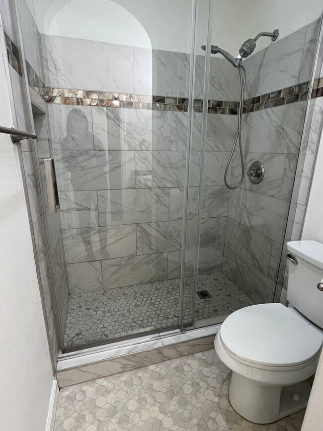Building Photo - Spacious Remodeled Townhouse in Convenient...