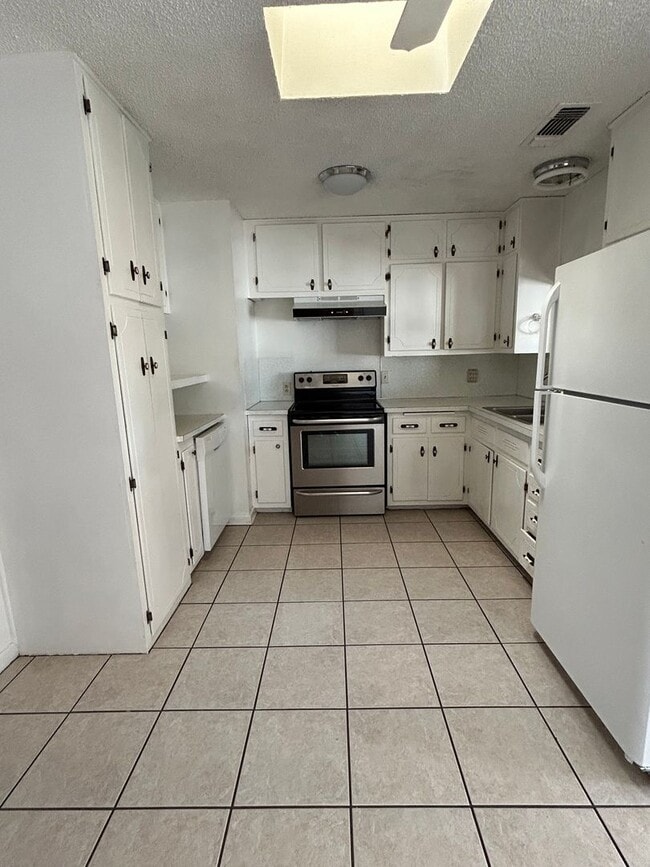 Building Photo - Charming Family Home Near John Ireland Ele...