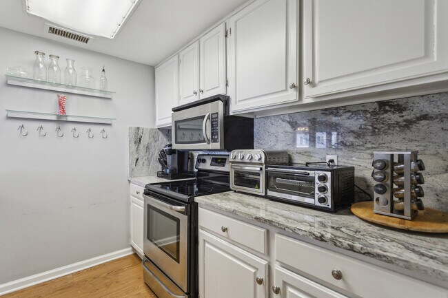 Building Photo - 3481 Lakeside Dr NE