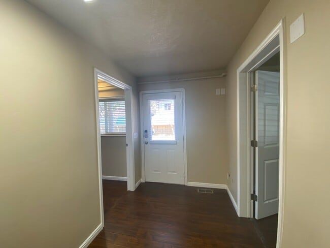Building Photo - *utilities included* Three bedroom apartme...
