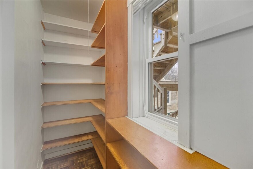 Building Photo - 5412 W Berteau Ave