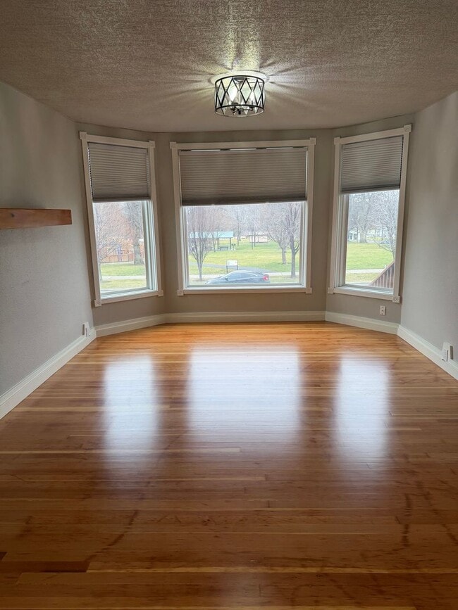 Building Photo - 5 bedroom house next to park