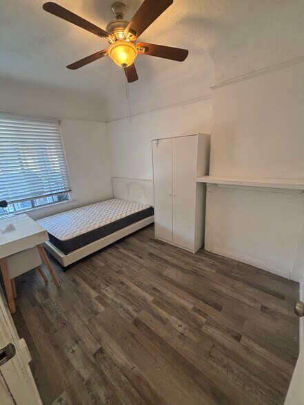 Building Photo - 2515 S Catalina St