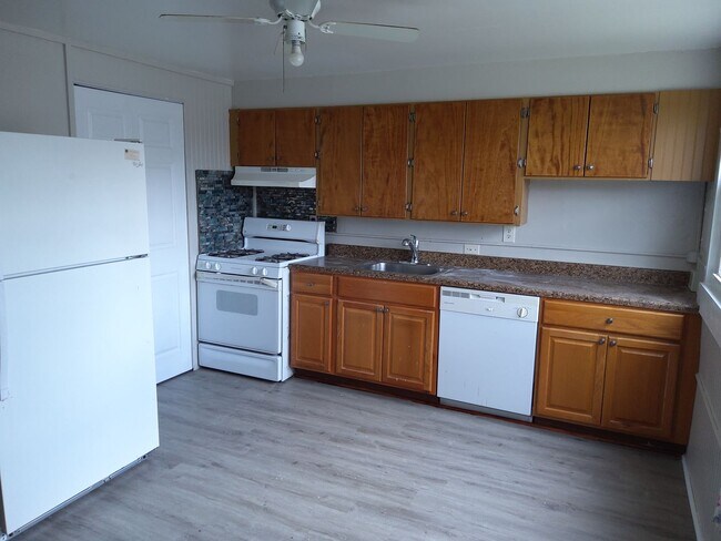 Building Photo - Coming Soon!  Renovated Three Bedroom EOG