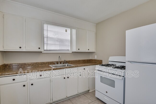 Building Photo - 323A Verdery Dr