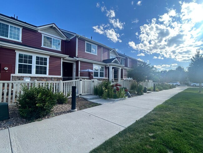 Building Photo - Modern Three Bedroom Townhome Available For Rent in Creekside