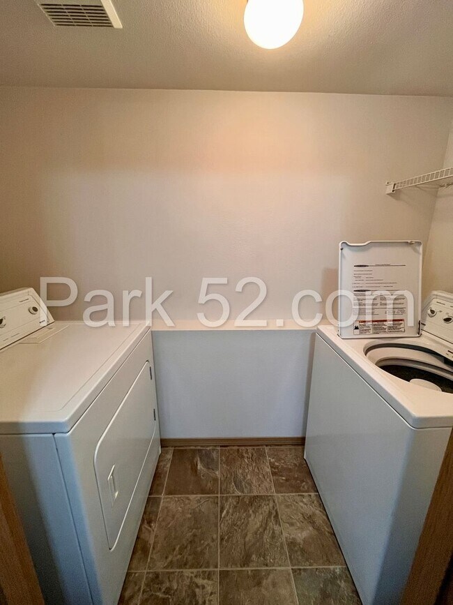 Building Photo - 1 Bedroom 1 Bathroom - Ground Floor - Bonney Lake Condo - #C1