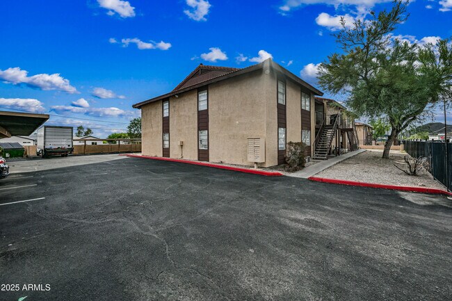 Primary Photo - 725 E Vogel Ave
