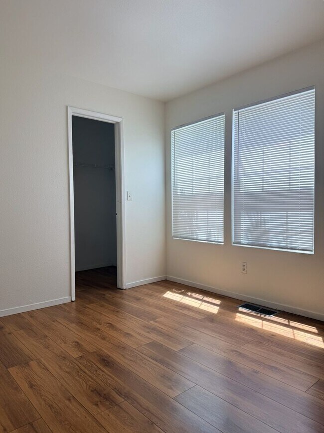 Building Photo - Don’t Miss Out on this 3/2.5 home