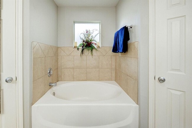 Building Photo - 121 Clear Water W