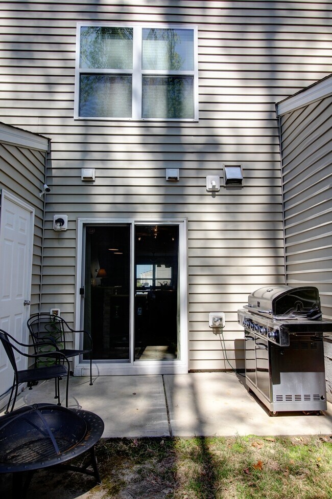 Building Photo - Beautiful 3 Floor Townhouse in Durham's Stratford Lakes Neighborhood!