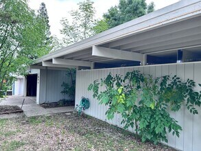 Building Photo - Three Bedroom Two Bathroom Home with Den/Home Office