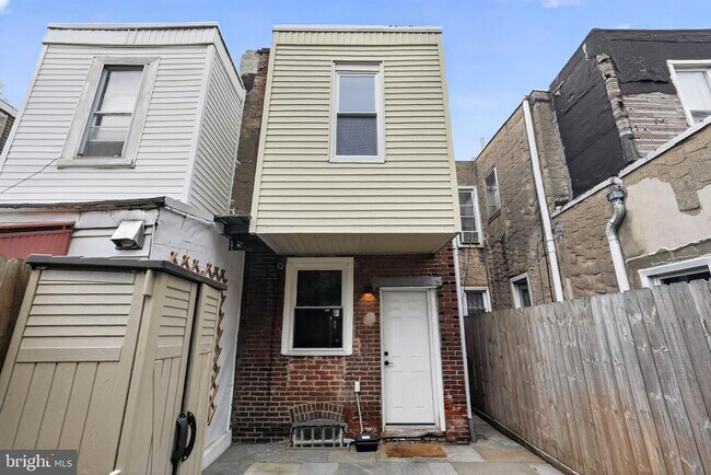 Building Photo - 1911 S Lambert St