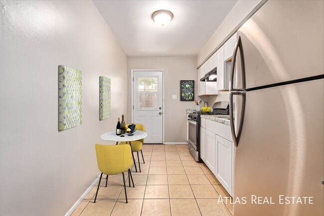 Building Photo - Recently Remodeled Garden Style 2 Bedroom