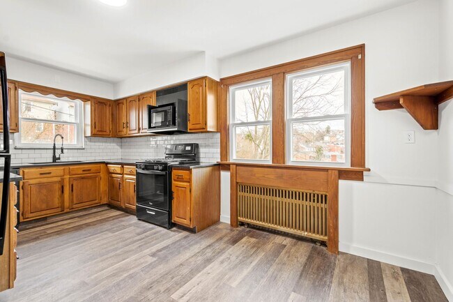 Building Photo - AVAILABLE FOR EARLY DECEMBER! Do not miss this HUGE 3-BEDROOM / 2-BATHROOM home in CARRICK!  SECT...