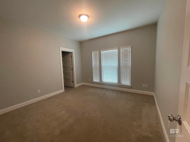 Building Photo - 253 Hawthorne Cir