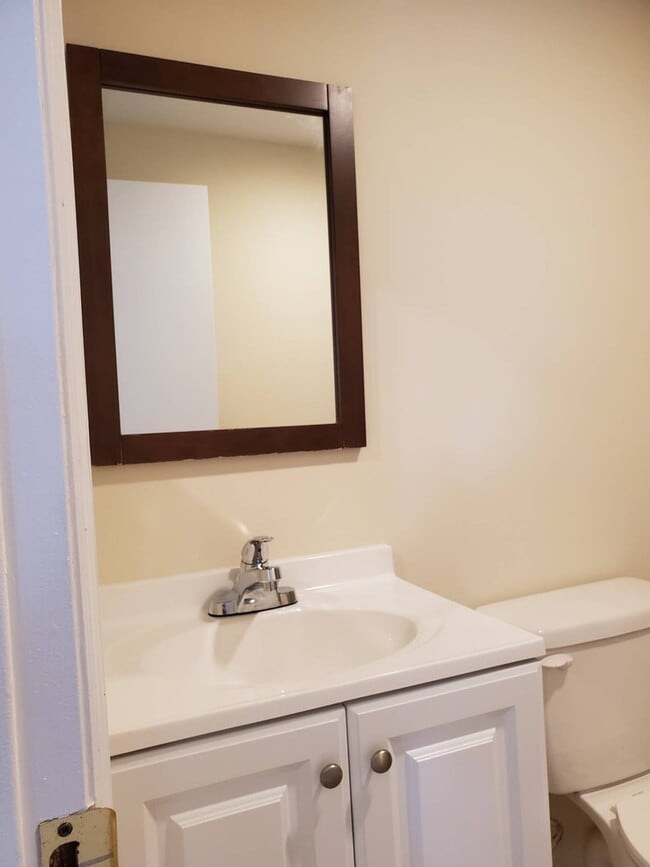 Building Photo - 3 bedroom 2 bath rental NO FENCE