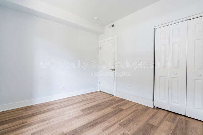 Building Photo - 3744 N Wilton Ave