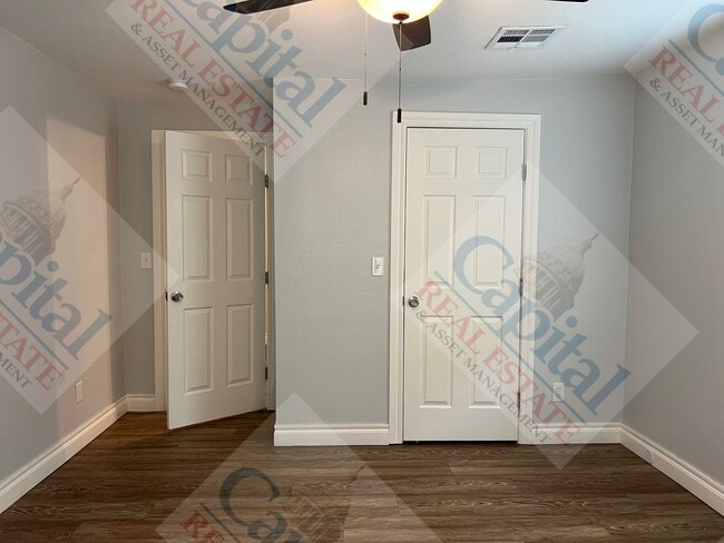 Building Photo - Updated 3 Bedroom