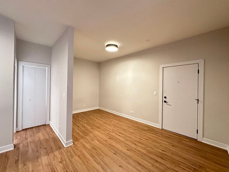 Building Photo - 659 W Wrightwood Ave