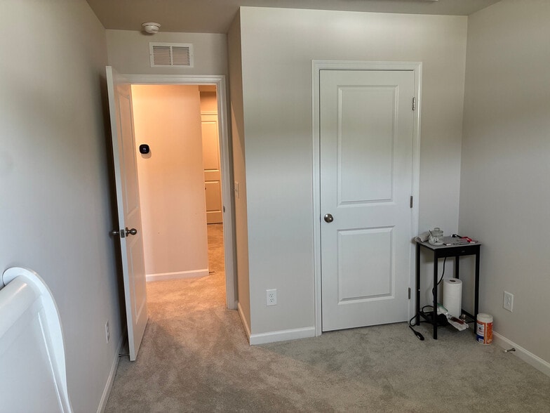 Building Photo - Room in Townhome on Tarik Ln