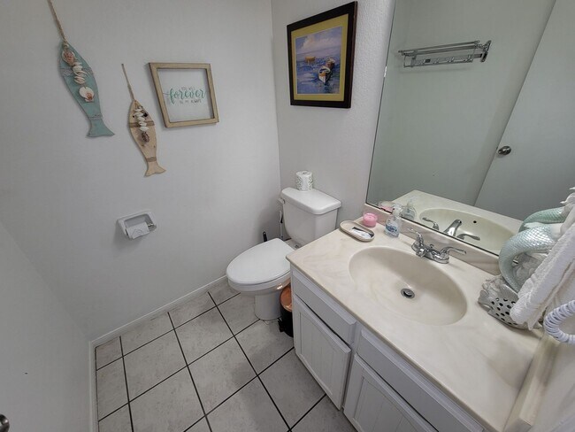 Building Photo - Two bedrooms two 1/2 bath townhome on Galv...