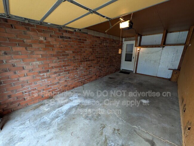 Building Photo - 3426 W Dorchester Ridge