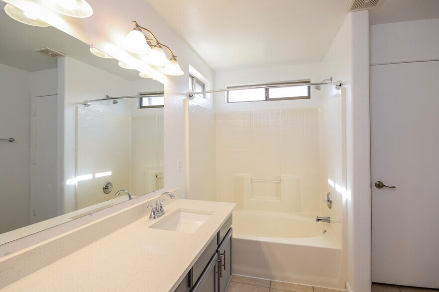 Building Photo - 15550 N Naegel Dr