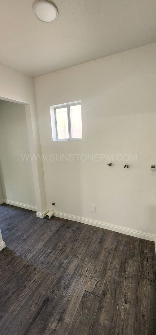 Building Photo - 3 Bedroom, 1 Bathroom
