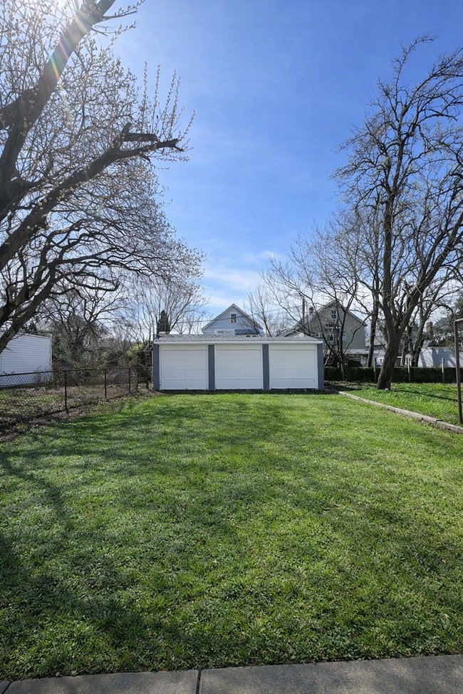 Building Photo - 836 E 156th St