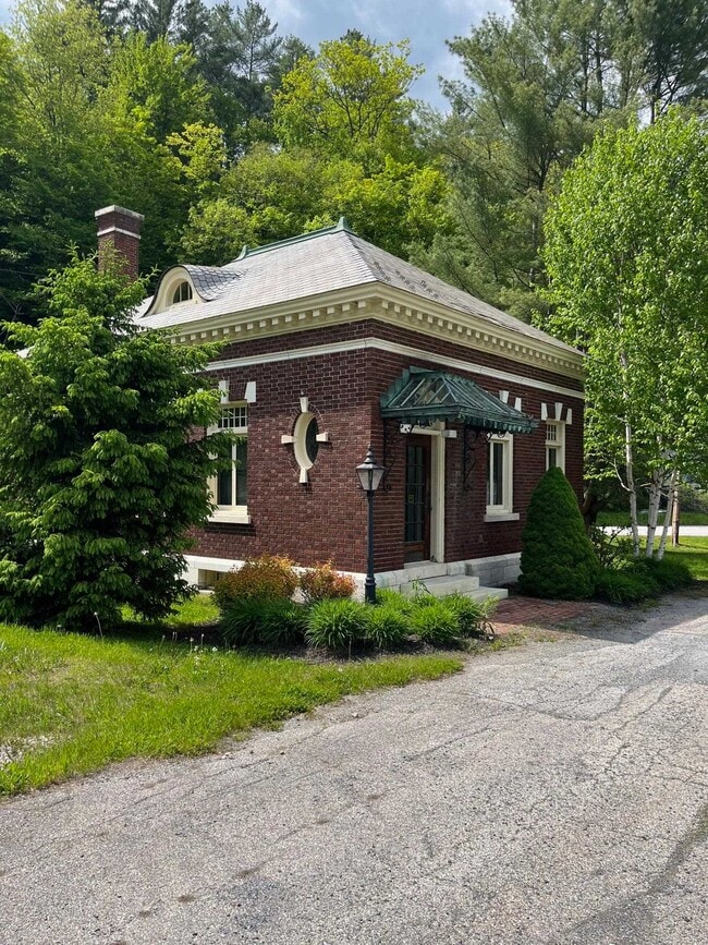 Primary Photo - 1 Parker Ave