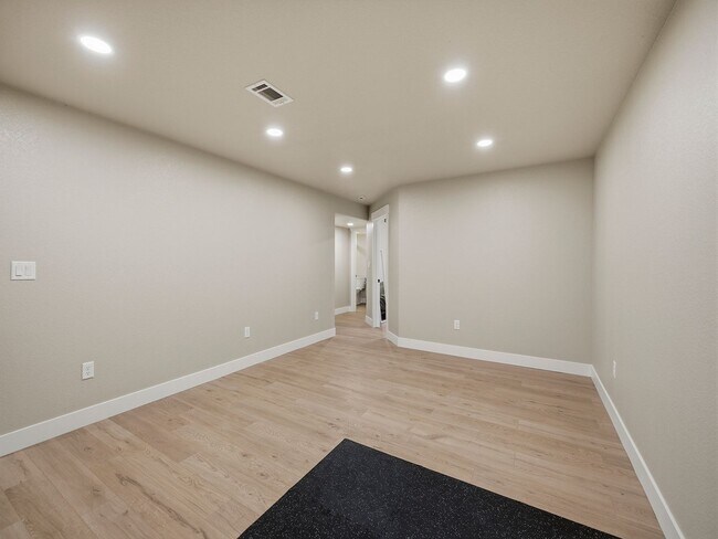 Building Photo - 5029 Long Dr