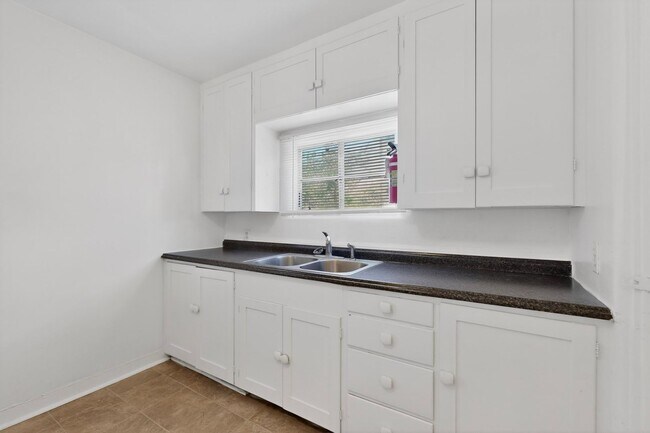 Building Photo - 1409-1409 Hazeldine Ave SE