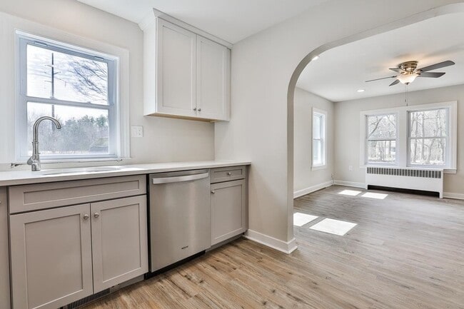 Building Photo - 139 Greeley St