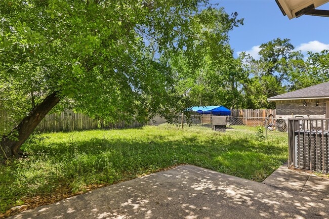 Building Photo - 10445 Wicklowe St