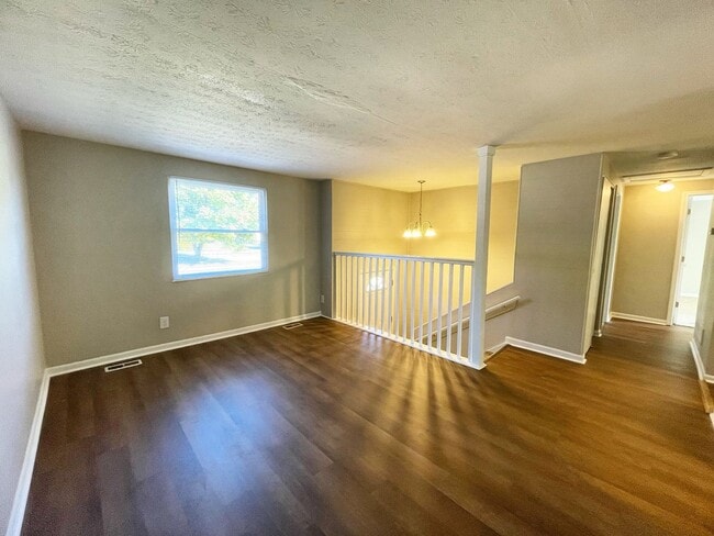 Building Photo - Newly Renovated Hillview Bi-Level!