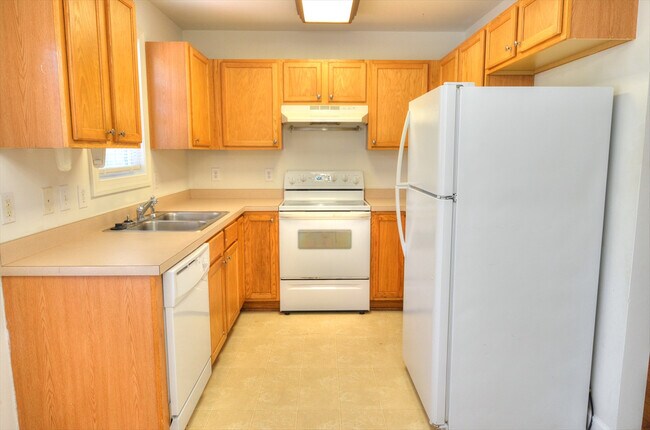 Building Photo - Three Bedroom House in Hillsborough - Available August 8th!