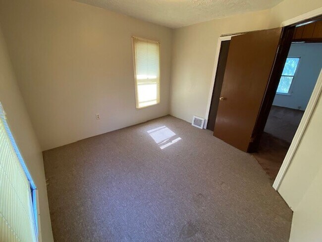 Building Photo - 167 E Mapledale Ave