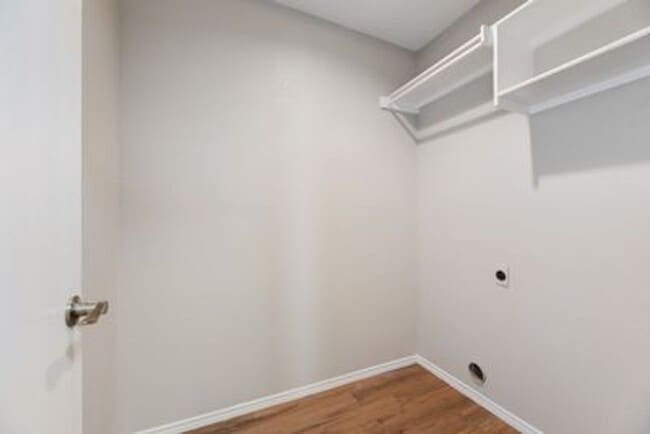Building Photo - Beautiful newly redone single story home i...