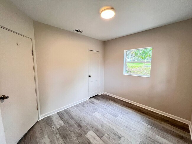 Building Photo - House in Deland